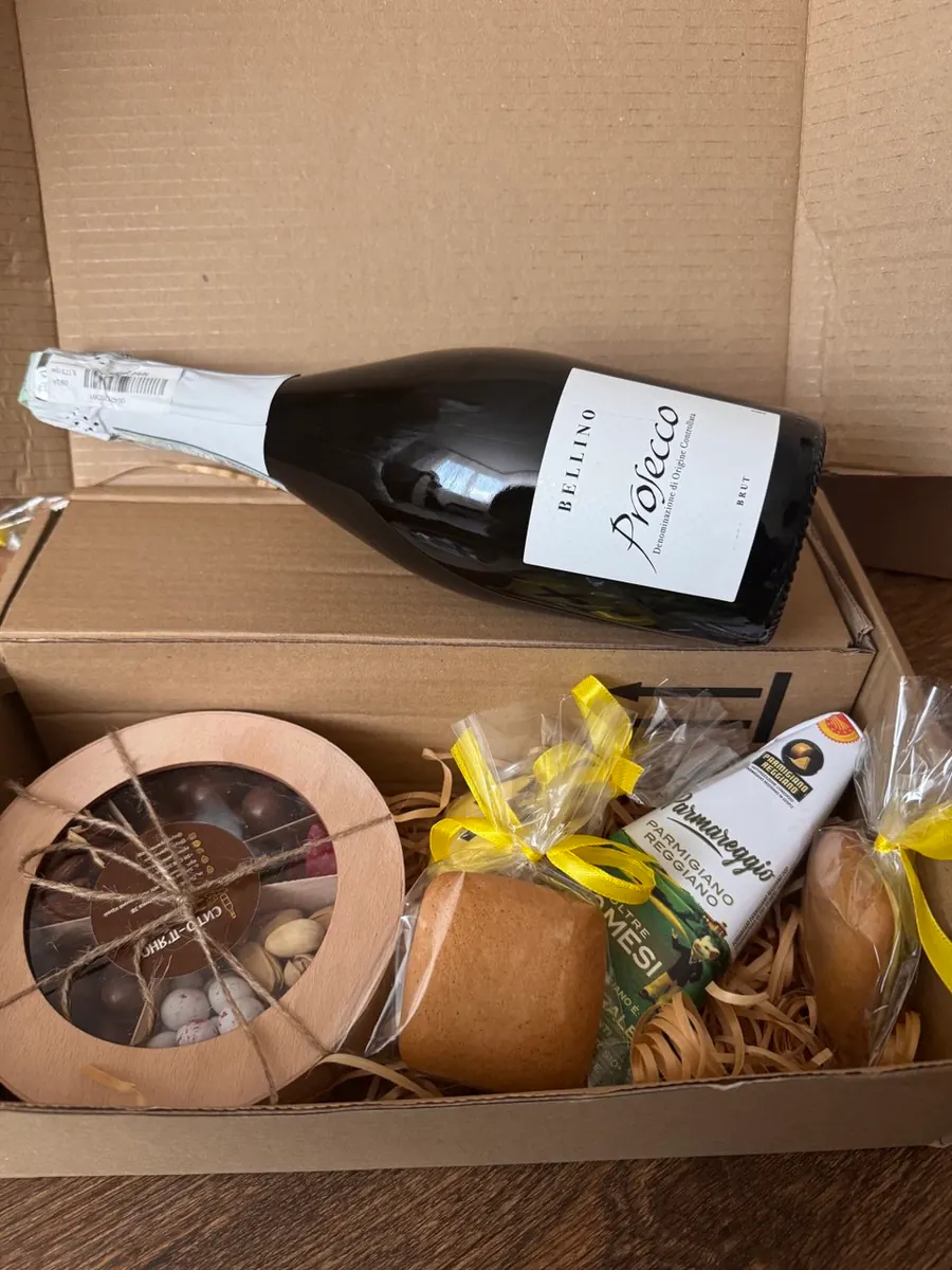 Корпоративний подарунковий бокс із Prosecco, сиром і солодощами